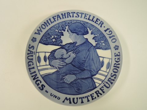 Royal Copenhagen
Commemorative Plate
# 107
German children care plate