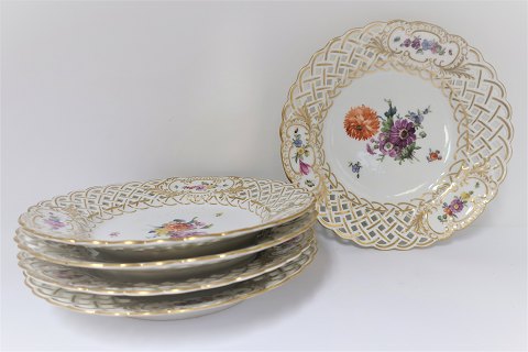 Royal Copenhagen. Saxon flower. Lunchplate with open-work border. Model 4-1637. 
Diameter 21 cm. 5 different motifs. Produced before 1890. (1 quality)