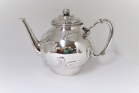 A. Dragsted, Kopenhagen. Large silver teapot. Sterling (925). Height 19 cm. 
Produced in 1920