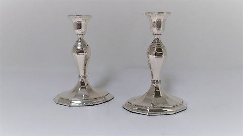 Silberne Kerzenhalter. (830). Höhe 11 cm. Für kleine Lichter.
