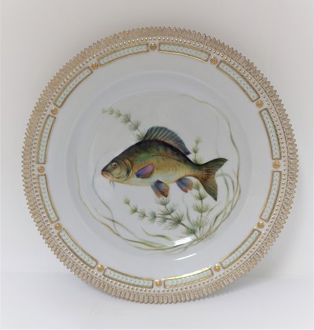 Royal Kopenhagen. Fauna Danica. Fischplatte  Essteller. Modell # 19 - 3549. 
Durchmesser 25 cm. (1 Wahl). Cyprinus carpio