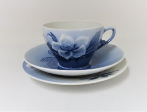 Christmas Rose. Bing & Grondahl. Coffee cup + cake plate. (2. Sorting). There 
are 16 pieces in stock. Price is per set.