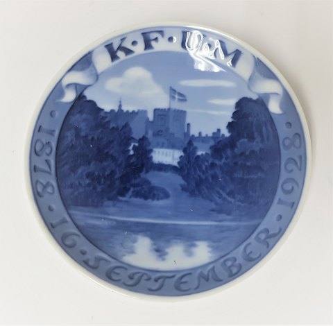Royal Copenhagen. Gedenk Teller Nr. 254. 50 Jahre KFUM. 1928. Durchmesser 11,5 
cm.
