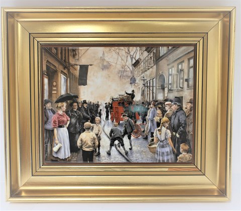 Bing & Gröndahl. Porzellanmalerei. Motiv von Paul Fischer. Feuer in der 
Skindergade. Größe inklusive Rahmen, 40 * 33 cm (kleiner Chip in dem Rahmen). 
Produziert 1750 Stück. Dieses hat die Nummer 660.