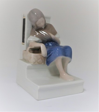 Bing & Grondahl. Porzellanfigur. Das kleine Mädchen mit den Schwefelstangen. 
Modell 1655. Höhe 13,5 cm. (1 Wall)