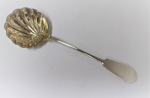Finland. Sølvbestik (813). Strøske med forgyldt laf. Længde 19 cm.