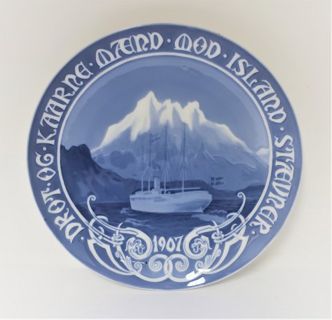 Bing & Grondahl. Gedenk Teller 1907. Das königliche Schiff auf der isländischen 
Reise 1907. Durchmesser 23 cm.