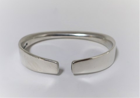 Hans Hansen. Charlotte. Napkin ring in sterling silver (925). There are 2 pieces 
in stock. The price is per piece.