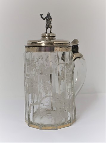 Bierkrug. Glasbecher mit silber Deckel (830). Höhe 18,5 cm.