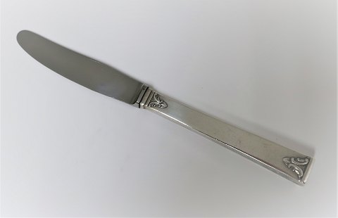 Dan. Horsens sølvvarefabrik. Sølvbestik (830). Frokostkniv. Længde 19,2 cm. Der 
er 6 styk på lager. Prisen er per styk.