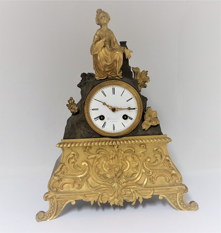 Gueriniere A Saumur. Bronze Uhr. Höhe 31 cm. Produziert ca. 1840. 
Schraubenschlüssel enthalten