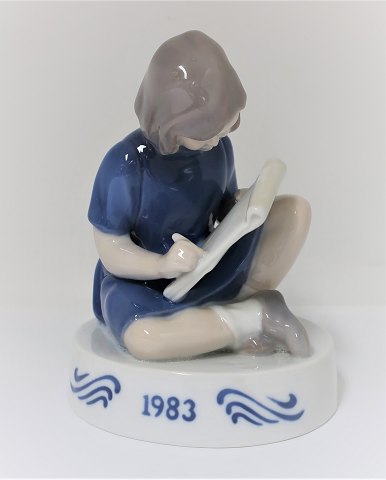 Bing & Grøndahl. Porcelænsfigur. Pige. Årsfigur 1983. Højde 14 cm. (1 sortering)