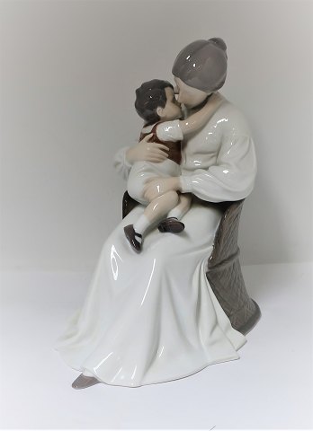Bing & Grondahl. Porzellanfigur. Mutter und Kind. Modell 1552. Höhe 29 cm. (1 
Wahl)