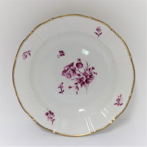 Bing & Grondahl. Hamlet. With purple colored flower and gold border. Deep 
dessert plate. Diameter 21.5 cm. There are 8 pieces in stock. The price is per 
piece.
