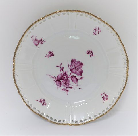 Bing & Grondahl. Hamlet. With purple colored flower and gold border. Breakfast 
plate with openwork edge. Diameter 21.5 cm. There are 11 pieces in stock. The 
price is per piece.