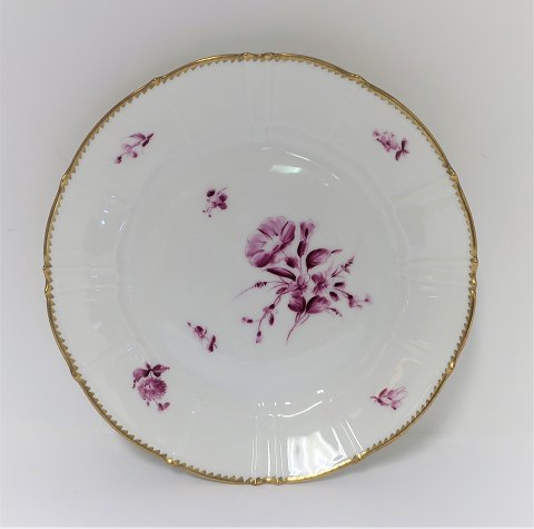 Bing & Grondahl. Hamlet. With purple colored flower and gold border. Breakfast 
plate. Diameter 21.5 cm. There are 6 pieces in stock. The price is per piece.
