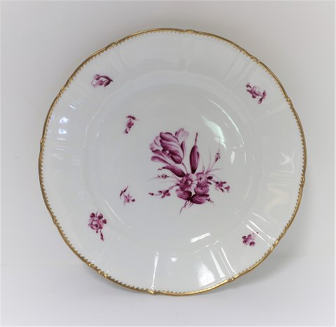 Bing & Grondahl. Hamlet. With purple colored flower and gold border. Dinner 
plate. Diameter 25 cm. There are 11 pieces in stock. The price is per piece.
