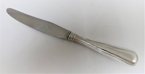 Dobbelt riflet. Silberbesteck (830). Gestempeltes HD (Danielsen). Menue Messer. 
Länge 22 cm. Es sind 8 Stück auf Lager. Der Preis ist pro Stück.