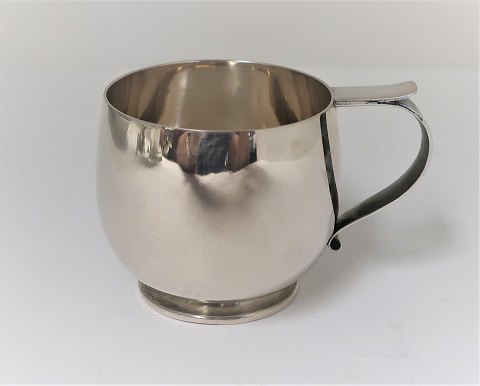Bratland sølv barnekrus (830). Højde 5,5 cm. Produceret 1941