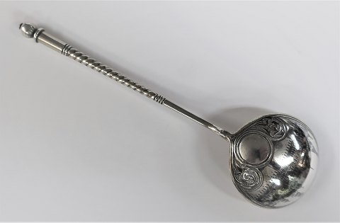 Russisk sølvske (84) med niello motiv. Længde 15,5 cm.