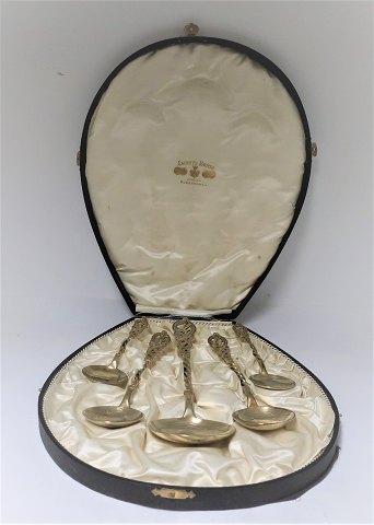 Laurits Berth. 5 silver servingspoons gilded (830). Length between 14.5 - 25 cm. 
Produced 1912. In original box.