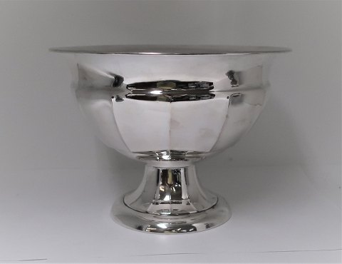 Sweden GAB. Silver wine cooler (830). Diameter 29 cm. Height 21 cm. Produced 
1920 (S7)