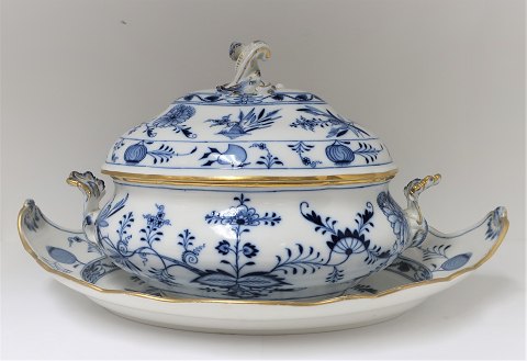 Germany. Large Meissen tureen with dish. Terrin