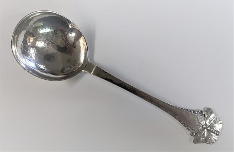 Sommerfugl. Sølvbestik (830). Serveringsske. Længde 24 cm. Produceret 1915.