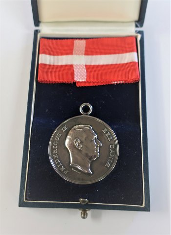 Fortjeneste medalje. Frederik lX i sølv. Diameter 38 mm. Original æske 
medfølger.