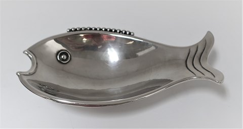 Lille sølvskål (830) i form af en fisk. Længde 14,5 cm. Produceret 1929.