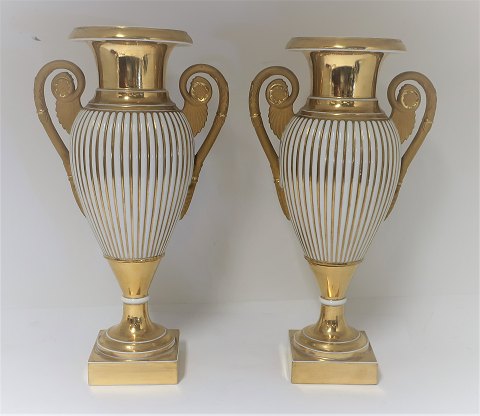 Königliches Kopenhagen. 2 dekorative Vasen mit Griffen. Modell 740/8627. Höhe 
31cm. (2. Wahl)
