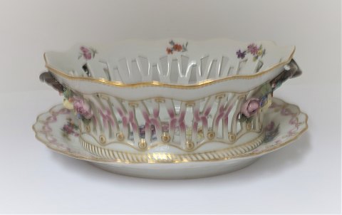 Royal Copenhagen. Saxon flower. Fruit bowl with saucer. Model 1579 & 1580. 
Length of the bowl 26 cm. Produced before 1890. (1 quality)