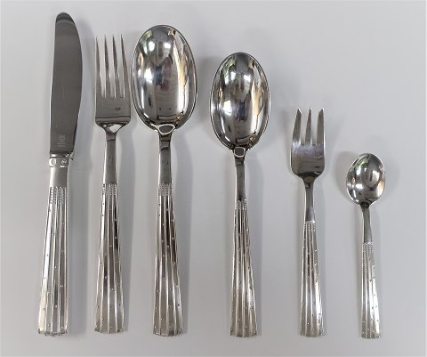 Champagne. Silver cutlery (830). Set consisting of dinner knife, dinner fork, 
dinner spoon, dessert spoon, cake fork and coffee spoon. There are 24 sets in 
stock. The price is per set.