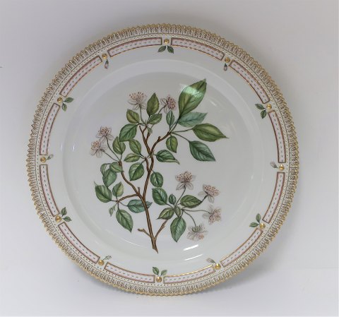 Royal Copenhagen
flora Danica
Serving plate
# 3525
Pyrus Malus L