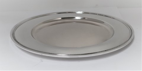 Toxværd. Sølvdækketallerken med perlekant (830). Diameter 28 cm. Ca. 500 gram.