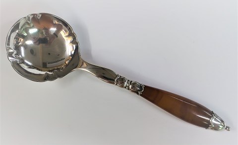 Sølv serveringsske med kunst rav. (830). Længde 23 cm. Produceret 1928