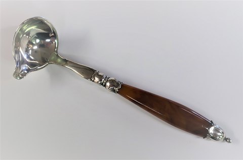 Sølv flødeske med kunst rav. (830). Længde 14,5 cm. Produceret 1930