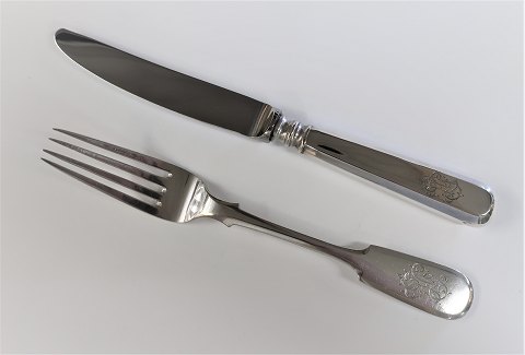 Russisk sølvbestik (84). Der er 6 middagsknive & 6 middagsgafler. Længde på 
gaffel 21 cm. Sælges kun samlet.