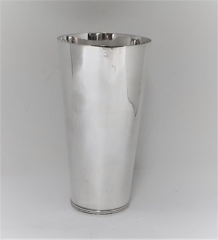 Eric Räström for CGR. Swedish silver vase (830). Height 19 cm. Produced 1966 
(Q9)