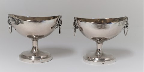 Empire sølv saltkar / krydderi. Indvendig forgyldte. Produceret 1800 -1820. 
Højde 7 cm. Håndtag med løvehoved.
