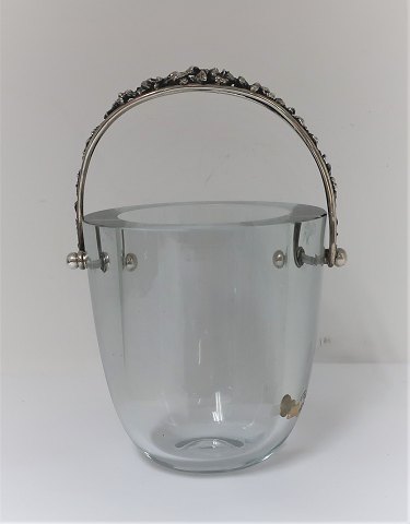 Ice bucket with silver handle (830). Height 13 cm