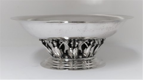 Georg Jensen. Oval sølvskål. Model 306B. Design Georg Jensen. Højde 11,5 cm. Længde 27,5 cm. Produceret 1924.