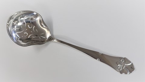 Französische Lilie. Silberbesteck (830). Erdbeerlöffel. Länge 24 cm. Hergestellt 
1923.