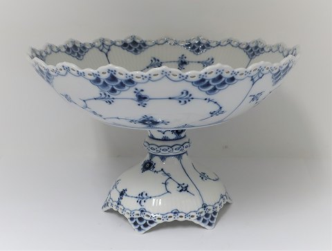 Royal Copenhagen. Blue fluted, full lace. Large fruit bowl on foot. Model 1022. 
Height 17.5 cm. Diameter 28 cm. (2. Sorting)