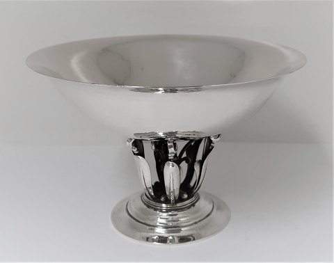 Georg Jensen. Sølvopsats. Sterling (925). Model 171. Design Johan Rohde. Højde 14,5 cm. Diameter 19,5 cm. Produceret 1925-1932