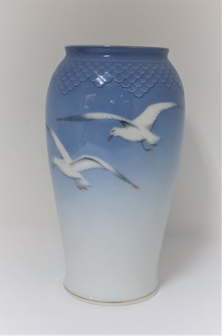 Bing & Grøndahl. Måge stel med guld. Vase. Model 203. Højde 21 cm. (2 sortering)