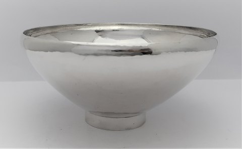 Georg Jensen. Large silver bowl. Design Georg Jensen. Model 484C. Height 11.5. 
Diameter 23 cm. Produced 1945-1977.