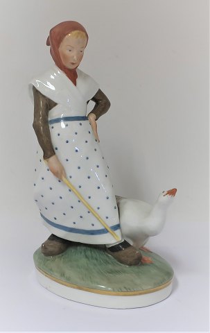 Royal Copenhagen. Porcelænsfigur. Gåsepige i farver. Model 528. Højde 18,5 cm. 
(1 sortering)