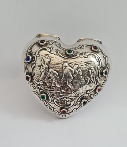 Silberdose in Form eines Herzens (830). Deckel mit 10 Farbsteinen. Breite 7,5 cm