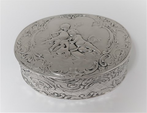 Tysk oval sølvæske (800). Længde 8,5 cm. Højde 3 cm. Lettere slidtage med reperation ved hængsel. (se foto).